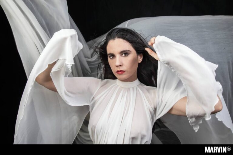 Javiera Mena: “Estar enamorada me hace sentir más viva, sin control, me encanta”