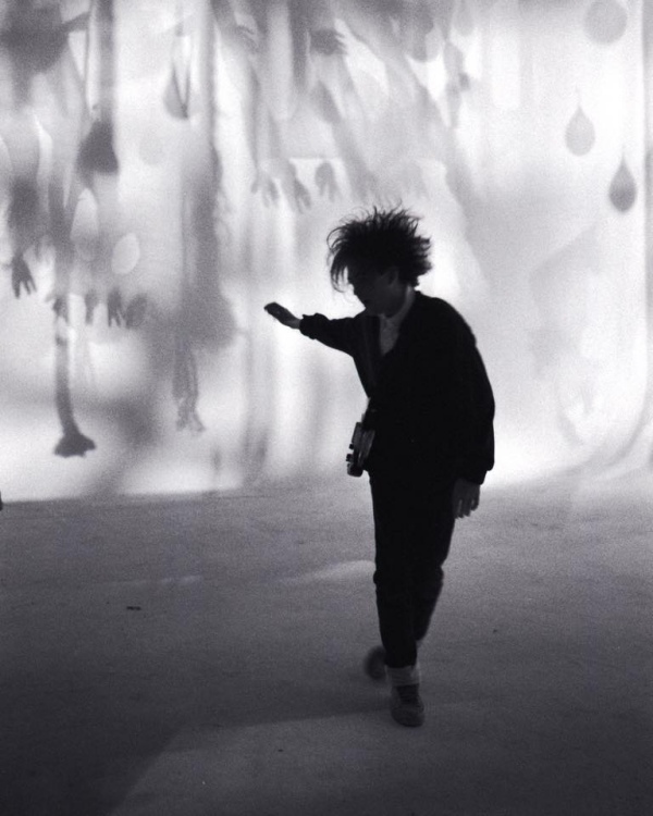 the cure standing on a beach resena 2