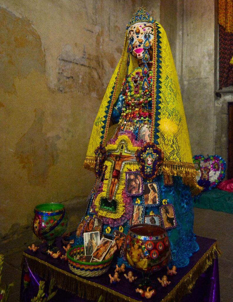 EX TERESA ARTE ACTUAL PRESENTA LA EXPOSICION UN ARETE EN EL OMBLIGO LA CONTRACULTURA ESTA EN LA CASA 4