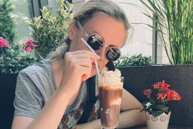 Café Marvin en el deber sobre dos piernas con Johanna Summer