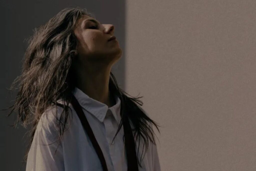 Café Marvin en la obra infinita con Julia Holter