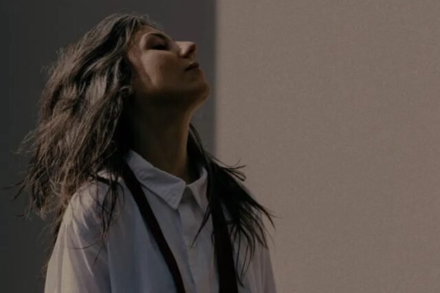 Café Marvin en la obra infinita con Julia Holter