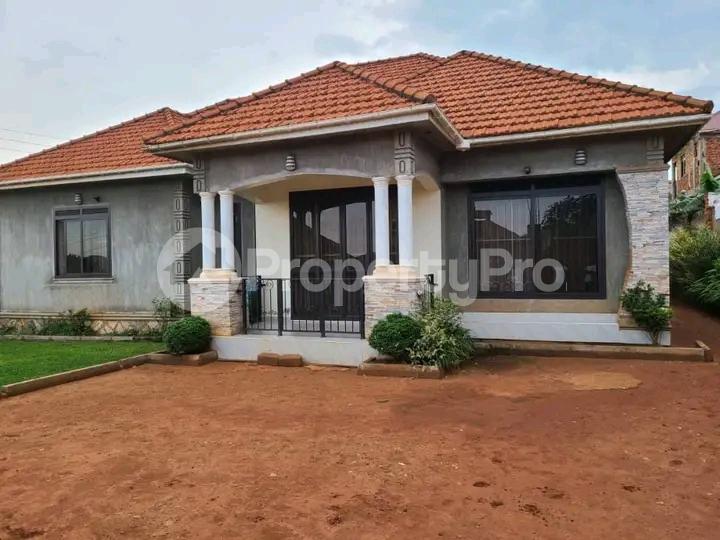 3 bedroom Bungalow Apartment for sale Kitende Entebbe road  Kampala Central - 0