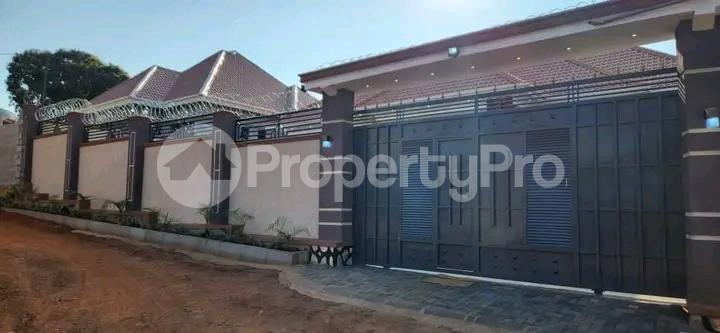 4 bedroom Bungalow Apartment for sale Bwebajja Entebbe road  Kampala Central - 0