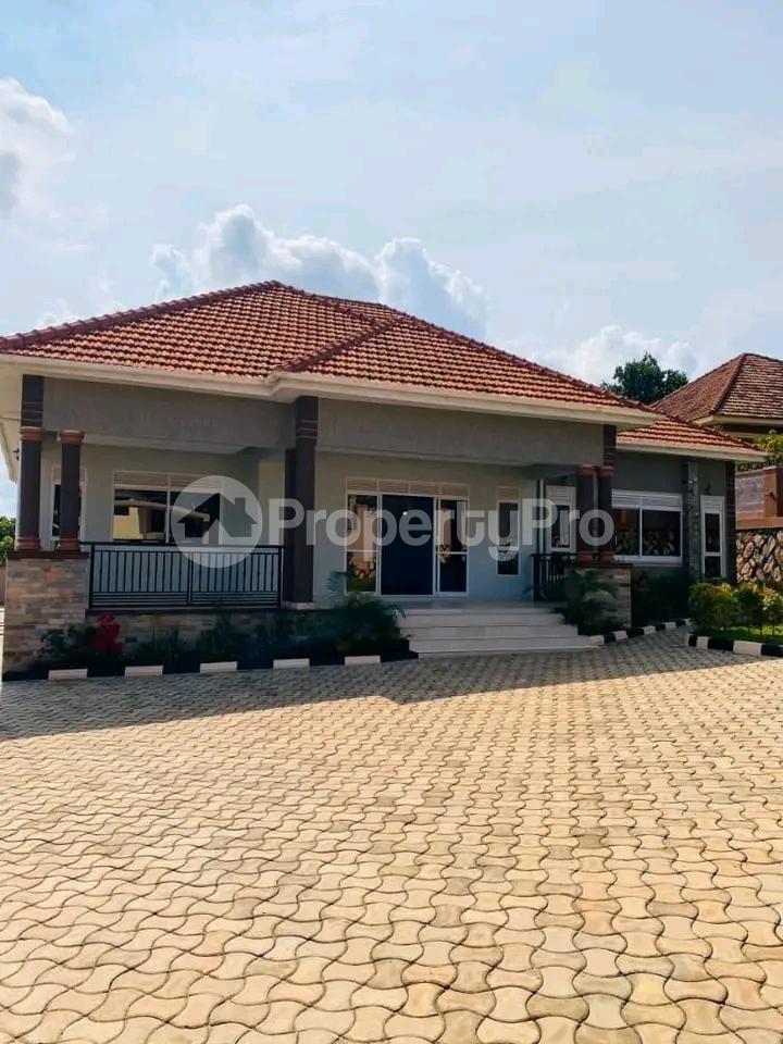 4 bedroom Bungalow Apartment for sale Bwebajja Entebbe road  Kampala Central - 1