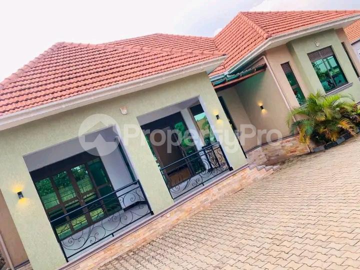 4 bedroom Bungalow Apartment for sale Kitende Entebbe right road  Kampala Central - 8