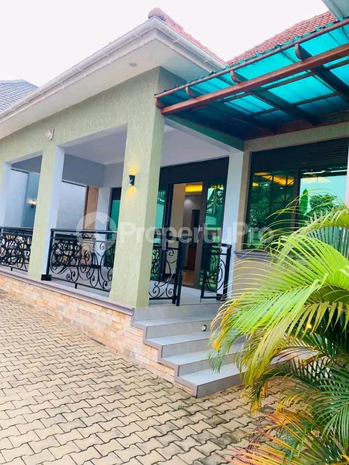 4 bedroom Bungalow Apartment for sale Kitende Entebbe right road  Kampala Central - 3