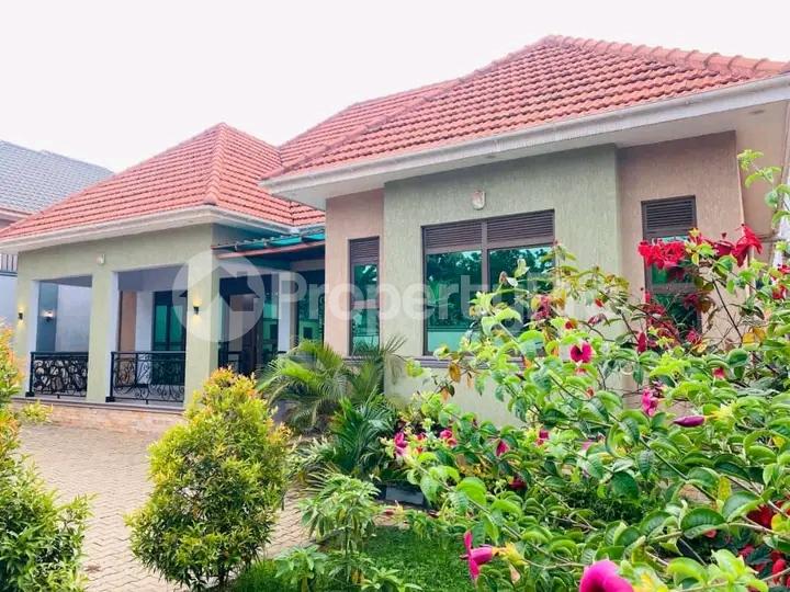 4 bedroom Bungalow Apartment for sale Kitende Entebbe right road  Kampala Central - 4