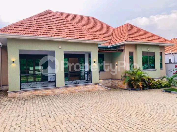 4 bedroom Bungalow Apartment for sale Kitende Entebbe right road  Kampala Central - 9