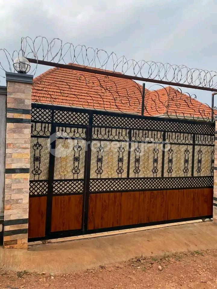 4 bedroom Bungalow Apartment for sale Kitende Entebbe right road  Kampala Central - 1