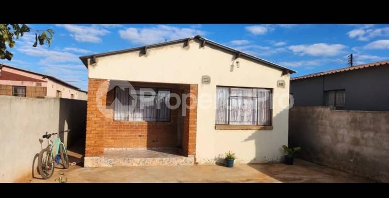 3 bedroom Houses for sale Emgwanwini , Bulawayo  Emganwini Bulawayo High-Density Bulawayo - 0