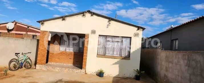 3 bedroom Houses for sale Emgwanwini , Near Tasha’s Supermarket  Emganwini Bulawayo High-Density Bulawayo - 6