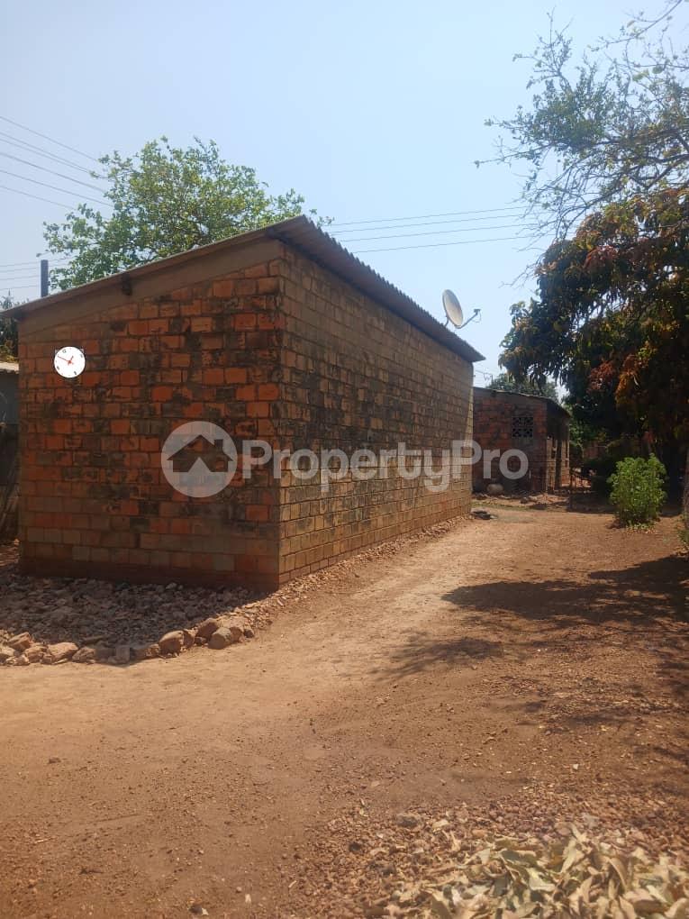 1 bedroom mini flat  Houses for sale Nkulumane Sekusile , Bulawayo  Nkulumane Bulawayo High-Density Bulawayo - 1