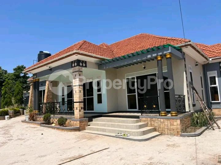 6 bedroom Bungalow Apartment for sale Kitende Entebbe right road  Kampala Central Kampala Central - 8
