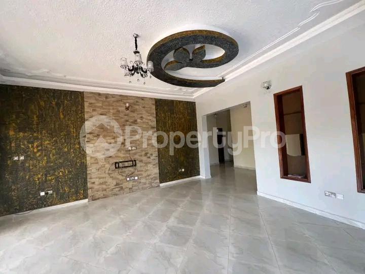 6 bedroom Bungalow Apartment for sale Kitende Entebbe right road  Kampala Central Kampala Central - 3