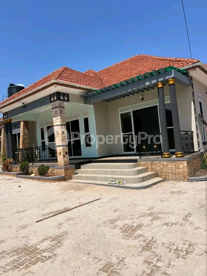 6 bedroom Bungalow Apartment for sale Kitende Entebbe right road  Kampala Central Kampala Central - 6