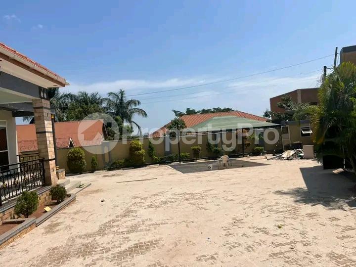 6 bedroom Bungalow Apartment for sale Kitende Entebbe right road  Kampala Central Kampala Central - 1