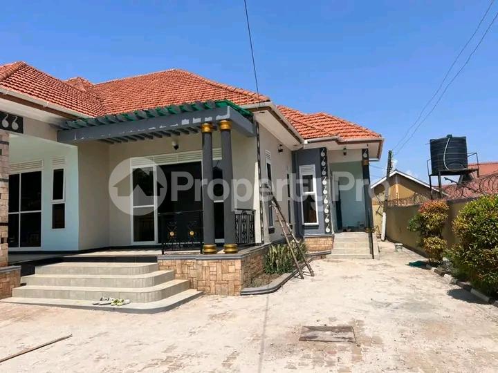 6 bedroom Bungalow Apartment for sale Kitende Entebbe right road  Kampala Central Kampala Central - 4