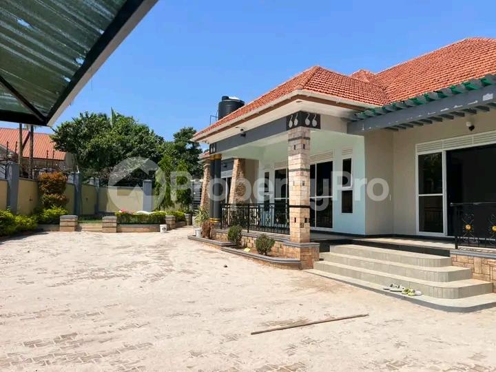 6 bedroom Bungalow Apartment for sale Kitende Entebbe right road  Kampala Central Kampala Central - 2