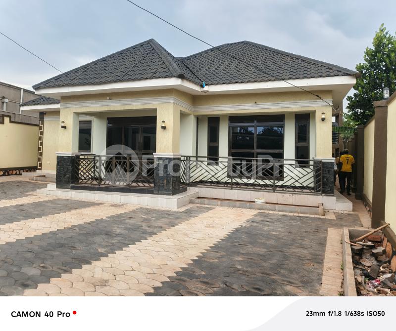 4 bedroom Bungalow Apartment for rent Gayaza road  Gayaza Wakiso Central - 1