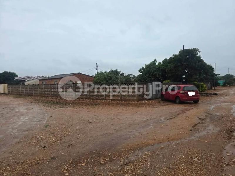 2 bedroom Houses for sale Nkulumane 12 Bulawayo Nkulumane Bulawayo High-Density Bulawayo - 0