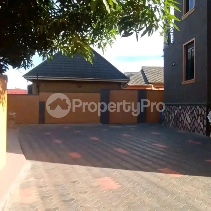 1 bedroom mini flat  Apartment Block Apartment for sale Kiraka namugongo road  Kampala Central Kampala Central - 5