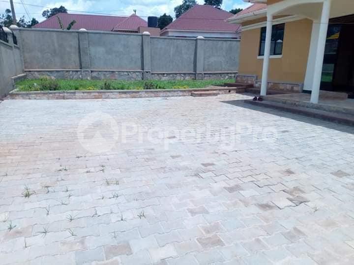 4 bedroom Bungalow Apartment for rent namugongo road Wakiso Central - 5