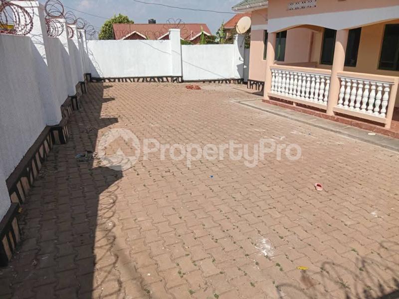 3 bedroom Apartment Block Apartment for rent bweyogerere road  Wakiso Central - 7