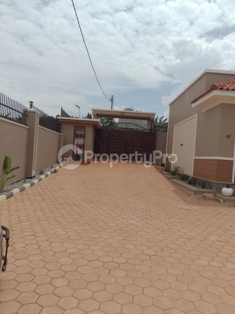 1 bedroom mini flat  Bungalow Apartment for rent Bweyogere butto  Kampala Central Kampala Central - 1