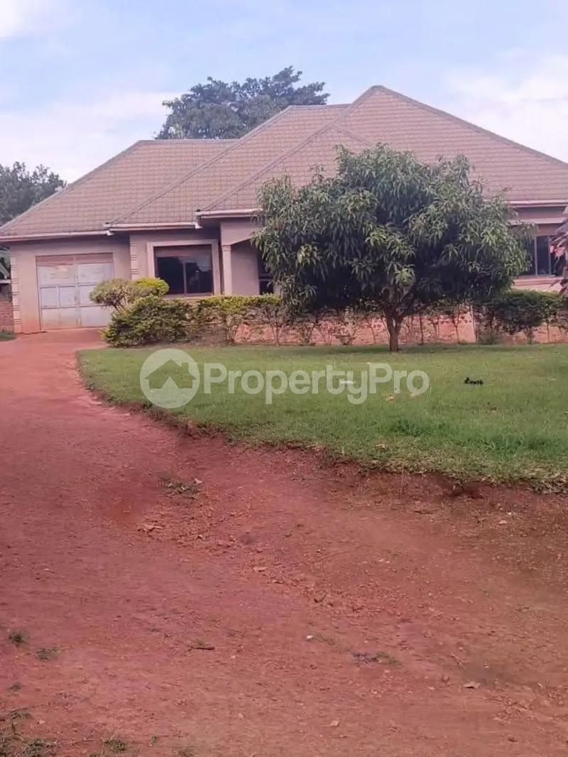 4 bedroom Villa for sale Kasangati kiti  Kawempe Wakiso Central - 1