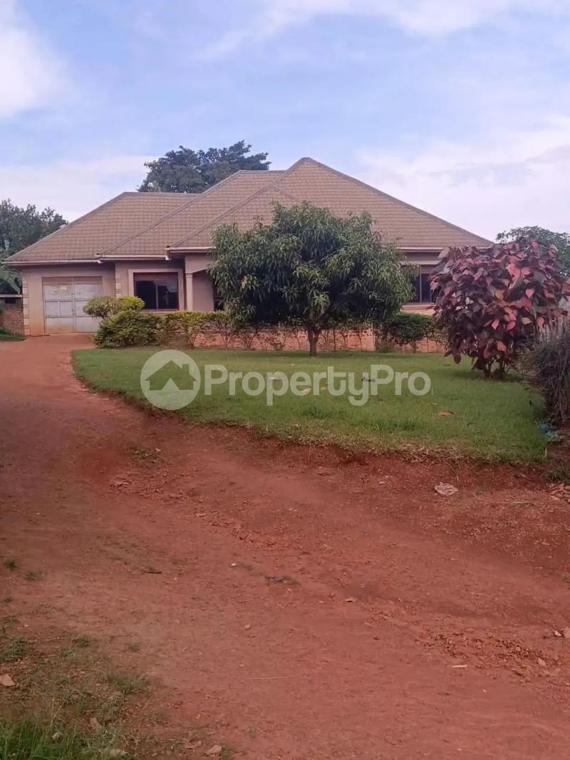 4 bedroom Villa for sale Kasangati kiti  Kawempe Wakiso Central - 0
