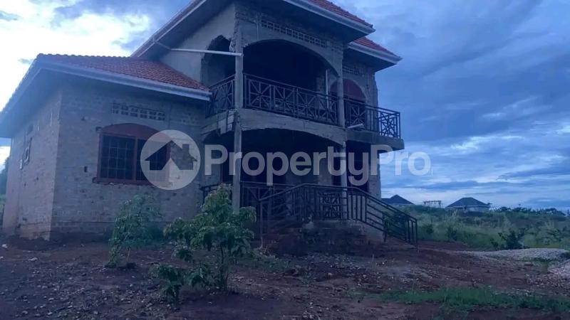 5 bedroom Villa for sale Nsagu nakawuka Entebbe road  Katabi Wakiso Central - 1