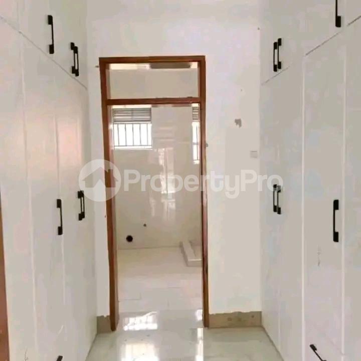 4 bedroom Bungalow Apartment for sale Kitende entebbe road  Kampala Central Kampala Central - 8