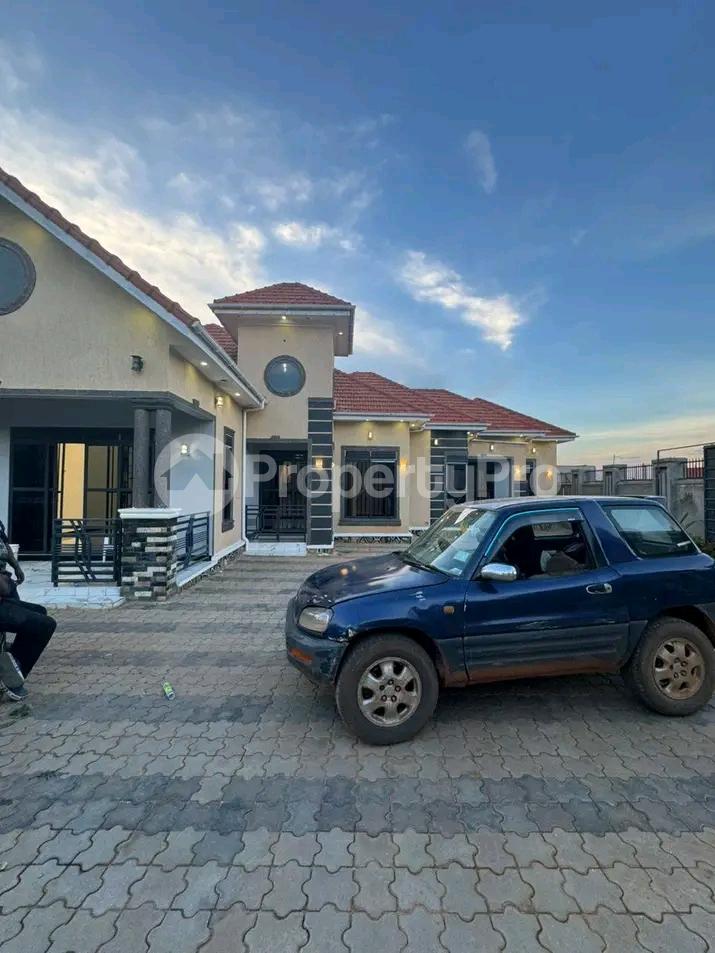 4 bedroom Bungalow Apartment for sale Kira shimoni  Kira Wakiso Central - 9