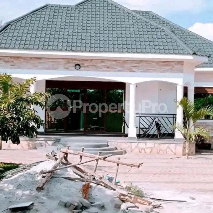 4 bedroom Bungalow Apartment for sale Mukono  Kampala Central - 1