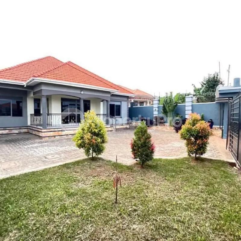 4 bedroom Villa for sale Kitende Entebbe road  Kampala Central Kampala Central - 1