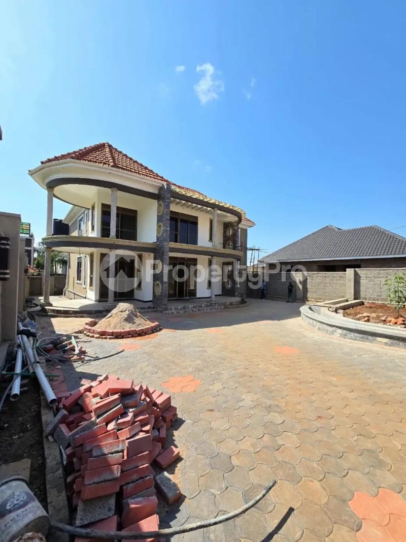5 bedroom Villa for sale Kawuku Entebbe road jomayi estate  Kasanje Wakiso Central - 1