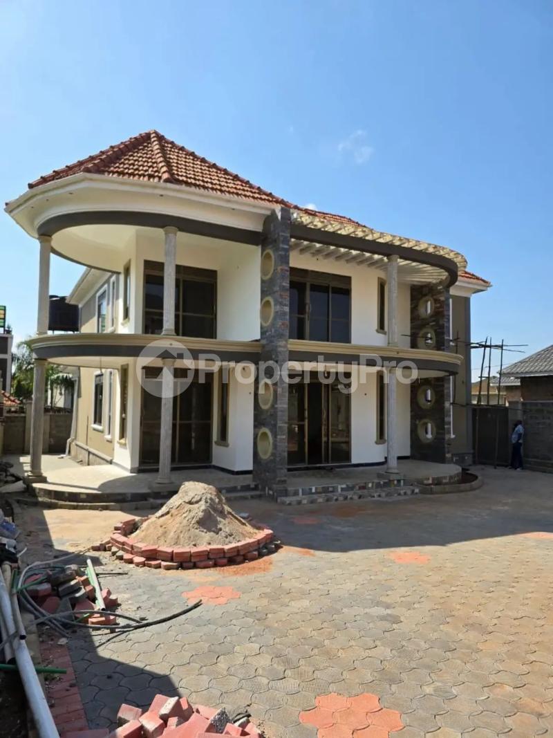 5 bedroom Villa for sale Kawuku Entebbe road jomayi estate  Kasanje Wakiso Central - 2