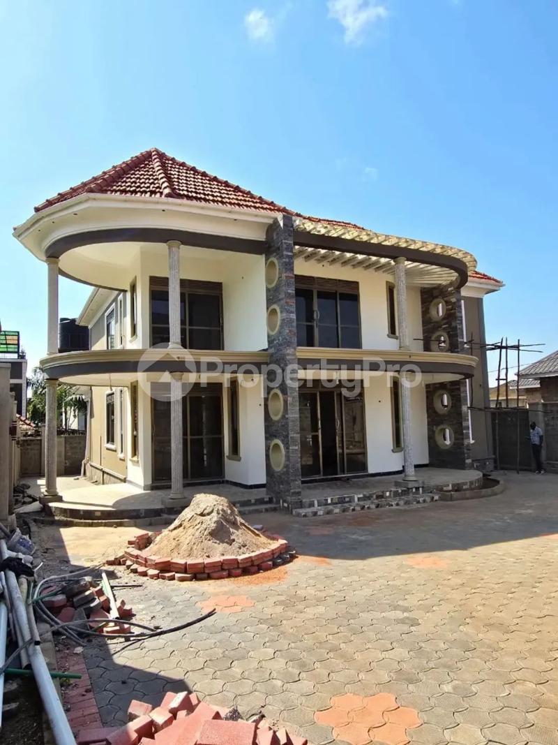 5 bedroom Villa for sale Kawuku Entebbe road jomayi estate  Kasanje Wakiso Central - 0