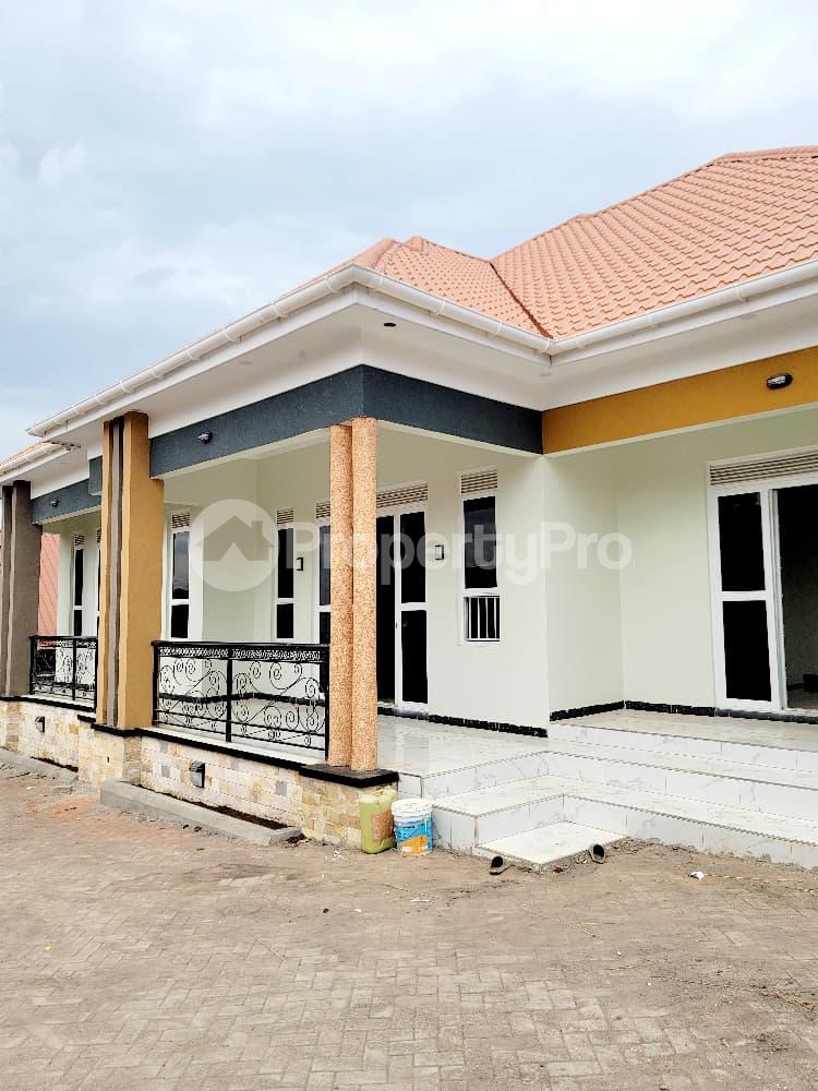 4 bedroom Bungalow Apartment for sale Bwebajja entebbe road  Kampala Central Kampala Central - 0