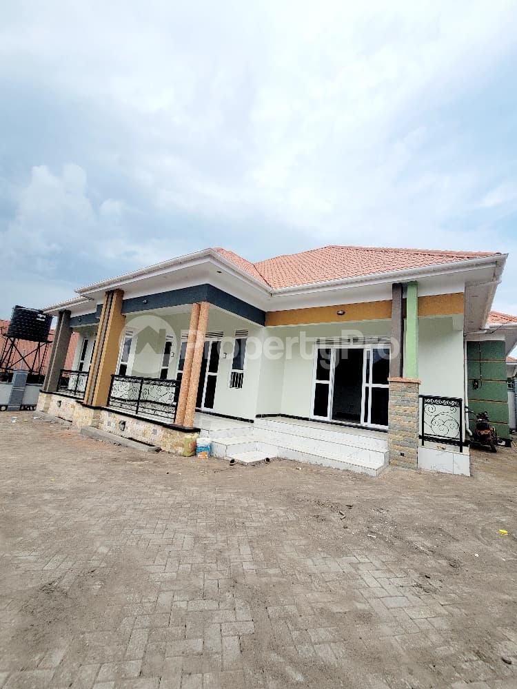 4 bedroom Bungalow Apartment for sale Bwebajja entebbe road  Kampala Central Kampala Central - 7