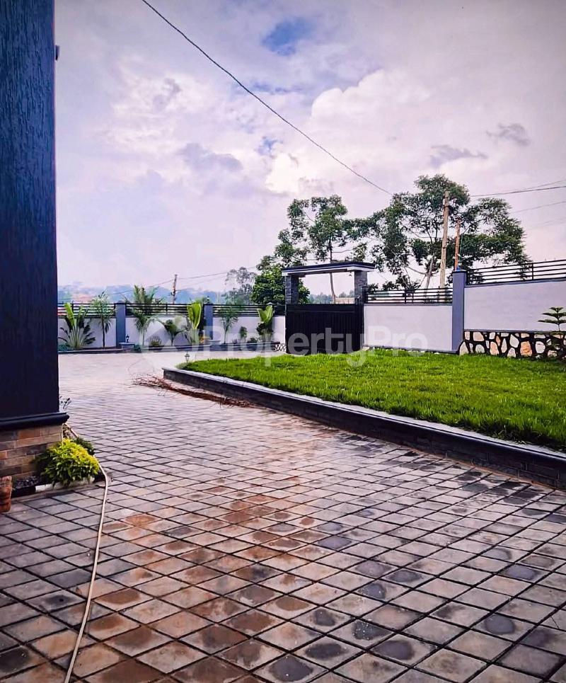 5 bedroom Bungalow Apartment for sale Kira mameritor road  Kampala Central Kampala Central - 11