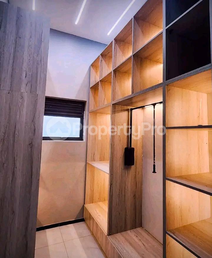6 bedroom Apartment for sale Kira mameritor road, Kira Wakiso Central - 6