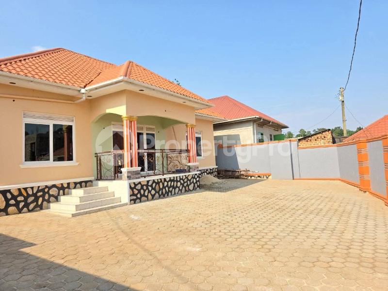 3 bedroom Villa for sale Buloba mityana road Nsangi Wakiso Central - 2