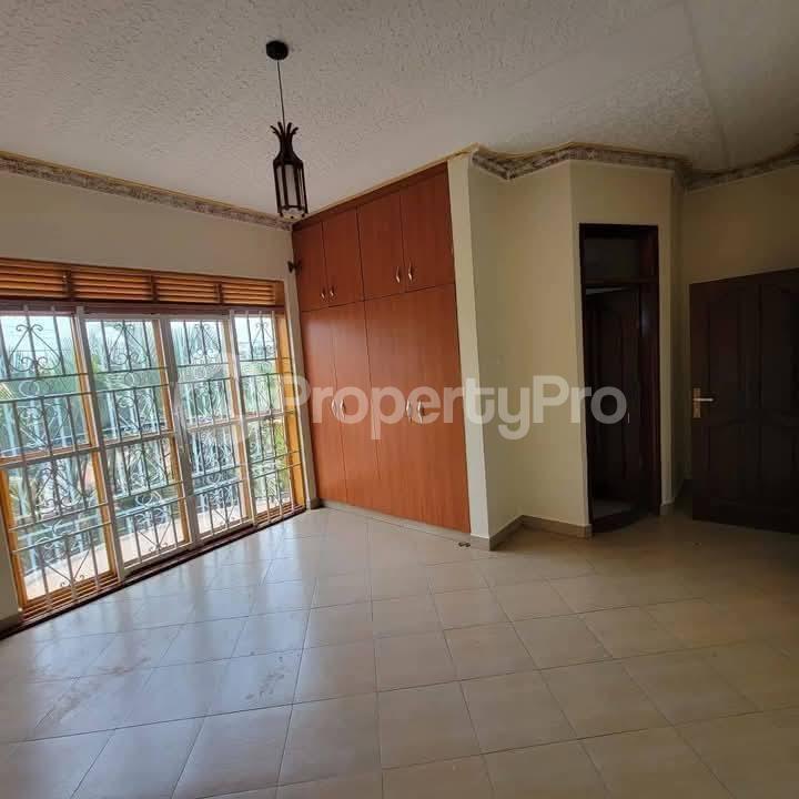 2 bedroom Apartment Block Apartment for rent buwaate road Wakiso Central - 6