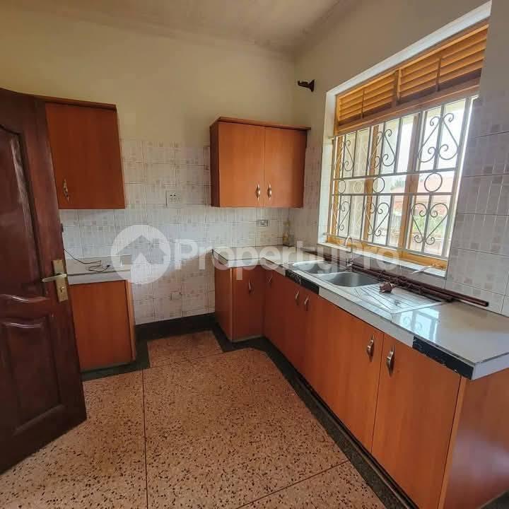 2 bedroom Apartment Block Apartment for rent buwaate road Wakiso Central - 5