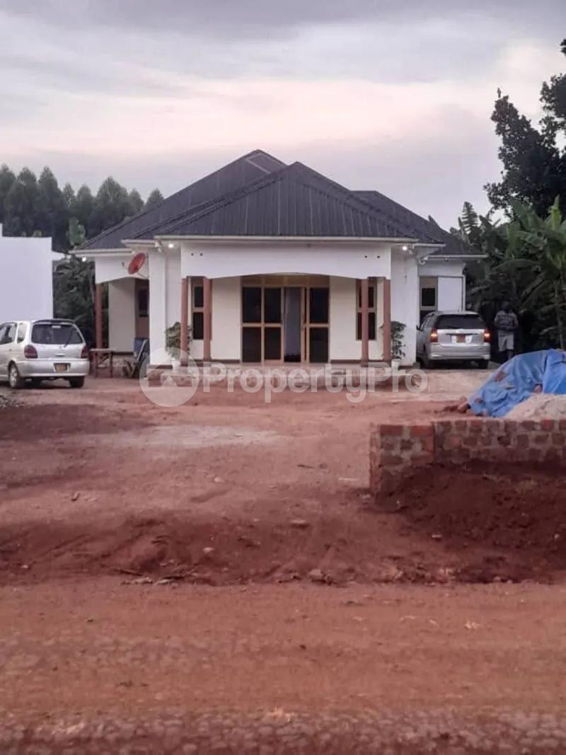 3 bedroom Villa for sale Wobulenzi bombo road  Luweero Central - 2