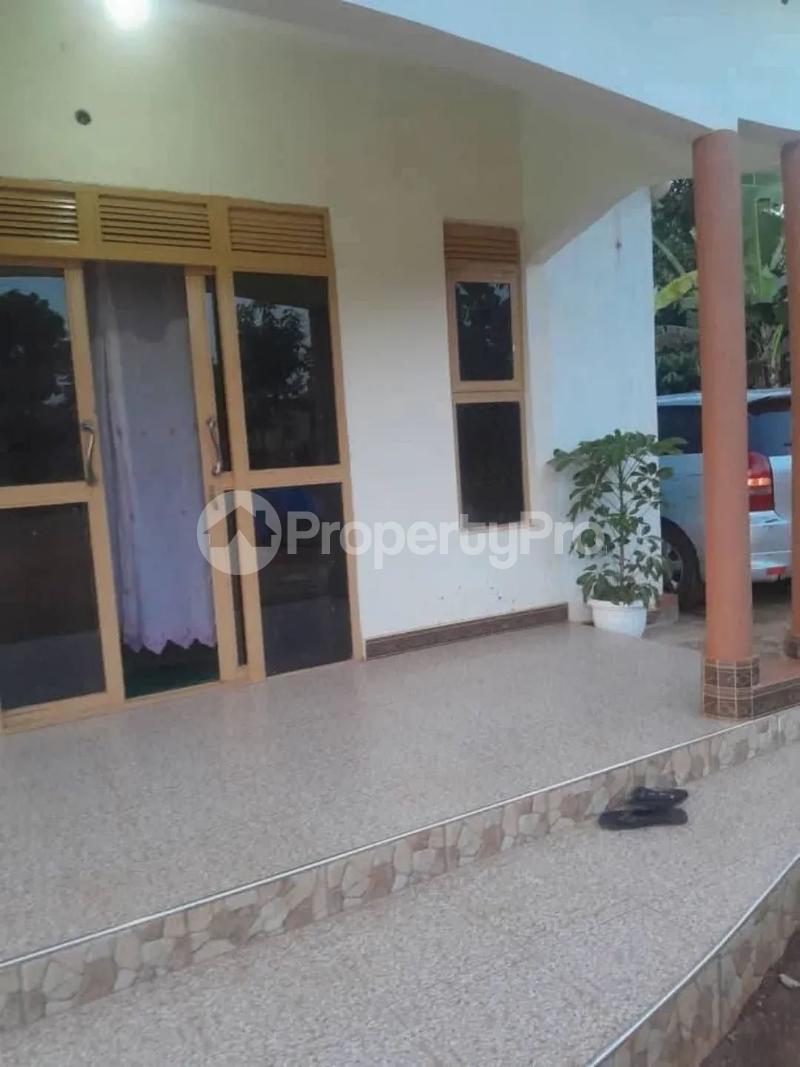 3 bedroom Villa for sale Wobulenzi bombo road  Luweero Central - 5