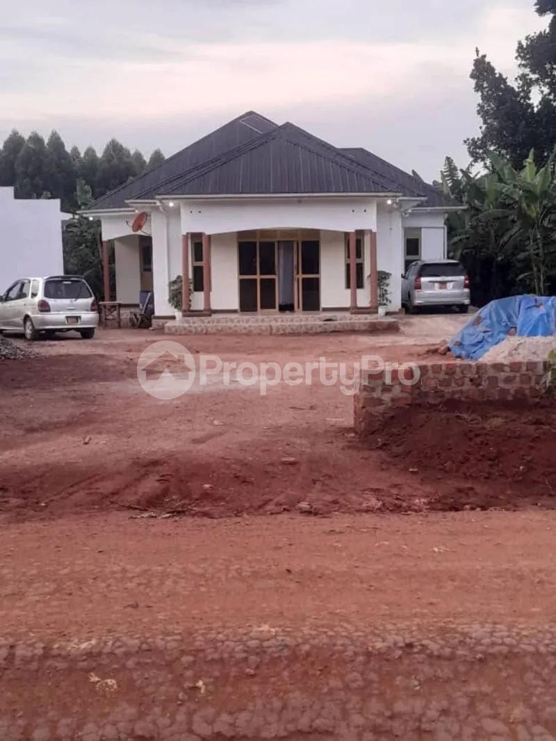 3 bedroom Villa for sale Wobulenzi bombo road  Luweero Central - 0