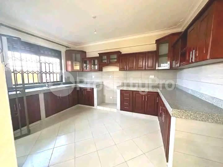 3 bedroom Apartment Block Apartment for rent namugongo road Wakiso Central - 5